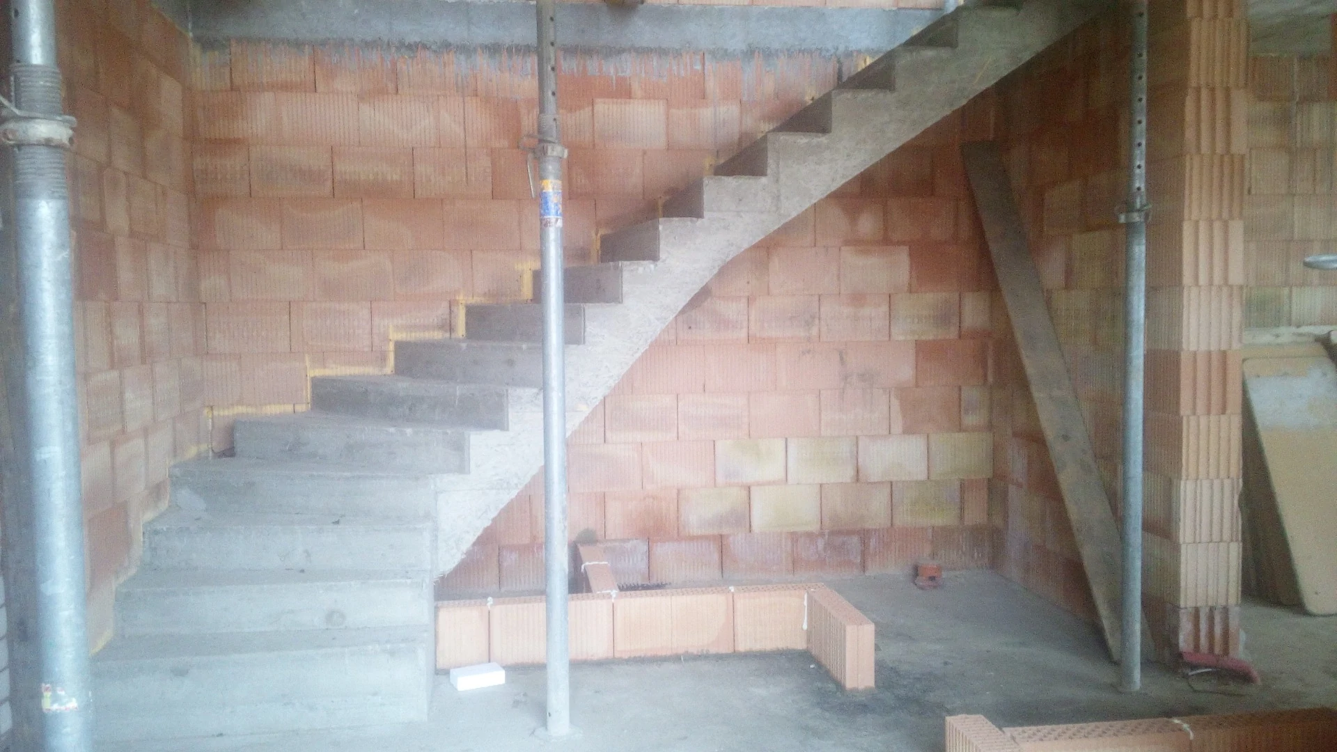 Hotové betonové schodiště
