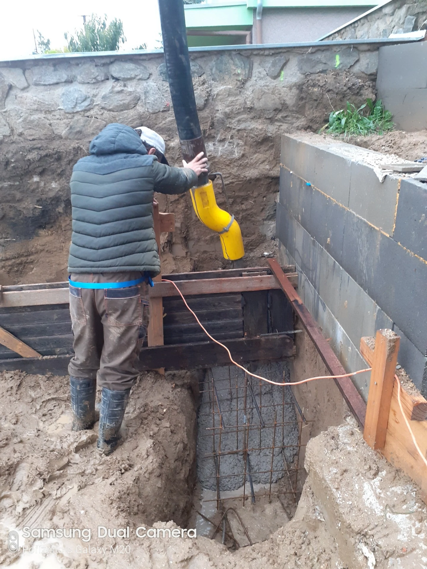 Betonáž základového pasu